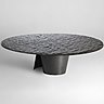 Mer noire, table basse avec plateau évoquant la surface ondoyante de la mer et le mouvement des vagues toujours changeant. Pour cette pièce, Damien Gernay a choisi un cuir fin, au grain réimprimé et élastique. Venu de l’univers automobile, il est prêt traité et recouvert d’une pellicule nettoyable à l’eau. Piétement en acier patiné. Diamètre 120 x H 37 cm. Création Damien Gernay, 2016.