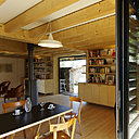 La pièce centrale de la maison communique avec toutes les parties du jardin.