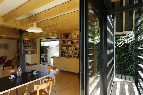 La pièce centrale de la maison communique avec toutes les parties du jardin.