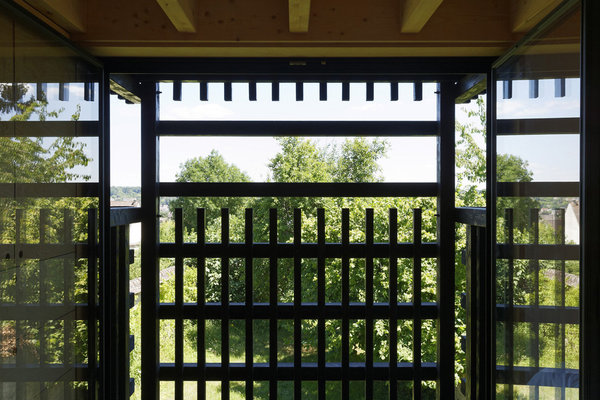 Les architectes de l’agence Arba ont travaillé les interactions avec le jardin, le paysage, le site, la lumière, les matériaux. Au second niveau, les ouvertures sont prolongées par des petits balcons protégés par un bardage façon claustra à claire-voie pour profiter des arbres.