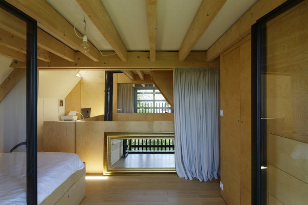 Les espaces du second niveau profitent d’un esprit de décloisonnement et des nombreux rangements intégrés qui accentue la sensation d’espace.