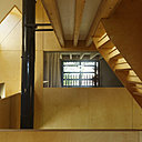 La trémie de l’escalier permet une meilleure diffusion de la lumière dans tous les volumes décloisonnés.