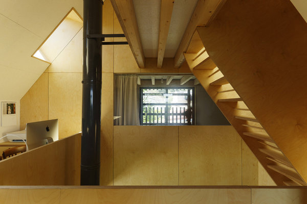 La trémie de l’escalier permet une meilleure diffusion de la lumière dans tous les volumes décloisonnés.