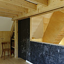 Le mur à mi-hauteur de la chambre des enfants a été recouvert de panneaux en ardoise façon tableau géant pour dessiner à la craie.