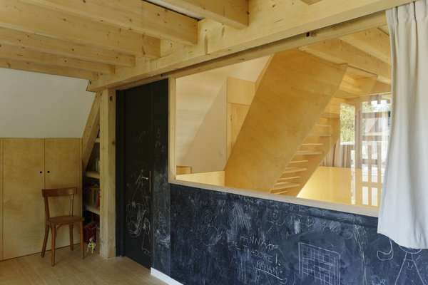 Le mur à mi-hauteur de la chambre des enfants a été recouvert de panneaux en ardoise façon tableau géant pour dessiner à la craie.
