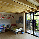 Les chambres sont dotées de larges baies vitrées et de petits balcons avec rambardes de protection.