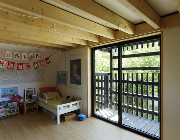 Les chambres sont dotées de larges baies vitrées et de petits balcons avec rambardes de protection.