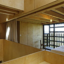 Pour conserver l’intimité de la chambre parentale, des rideaux ont été installés.