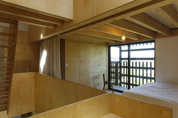 Pour conserver l’intimité de la chambre parentale, des rideaux ont été installés.