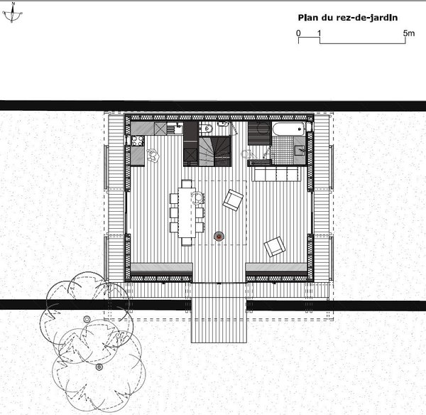 Cette maison de 108 m² Le plan de rez-de-jardin met en évidence les trois accès vers l'extérieur.