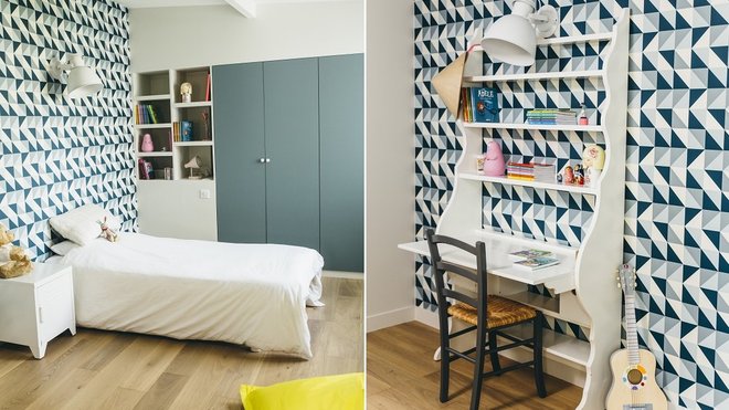 Dans la chambre de Charlotte, les couleurs du papier-peint à décor géométrique s’accordent avec la peinture des portes des placards.