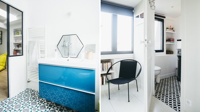 A droite, la salle de bains de la chambre de Charlotte avec un carrelage de sol et un meuble de vasque qui rappellent la dominante de bleu de l’espace. A gauche, la salle de bains de la suite parentale et son sol décoré de carreaux ciment à dominante noire.