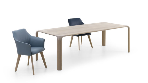 Chaises Mara en cuir (L 61 x P 64 x H 86 cm) et table Aurelio en chêne massif (L 190, 220 et 240 x P 105 x H 75 cm), à partir de 895 € et 3625 €. Créations Christian Werner et Hugo de Ruiter pour Leolux.