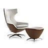 Fauteuils Caruzzo en cuir bicolore avec pouf et en version (L 78 x P 90 et 98 x H 107 cm et L 57 x P 4è x H 41 cm), à partir de 2420 € et 695 €. Création Frans Schrofer pour Leolux.