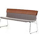 Banquette Didore en tissu et cuir avec piètement en métal satiné chromé ou laqué (L 176 x P 58 x H 84 cm), à partir de 1395 €. Création Cuno Frommherz pour Leolux.