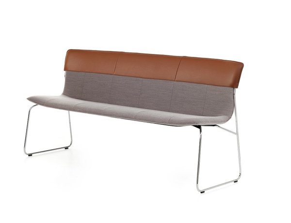 Banquette Didore en tissu et cuir avec piètement en métal satiné chromé ou laqué (L 176 x P 58 x H 84 cm), à partir de 1395 €. Création Cuno Frommherz pour Leolux.