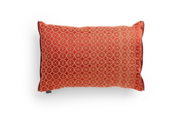 Coussin Polaris en tissu jacquard et avec liseré de cuir garni de mousse et de plumes de canard (L 59 x l 29 cm). Création Edward van Vliet pour Leolux.