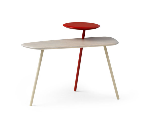 Petite table Tilio en chêne massif verni et laqué (L 81 x P 44 x H 58 cm), à partir de 650 €. Création Stephen Veit pour Leolux.