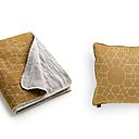 Plaid et coussin Dome, en laine et coton, collection Sashiko (L 200 x l 150 cm et L 59 x l 39 cm) à partir de 195 € et 95 €. Création Edward van Vliet pour Leolux.