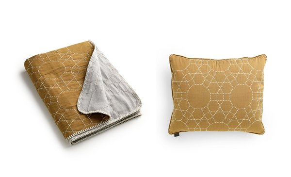 Plaid et coussin Dome, en laine et coton, collection Sashiko (L 200 x l 150 cm et L 59 x l 39 cm) à partir de 195 € et 95 €. Création Edward van Vliet pour Leolux.
