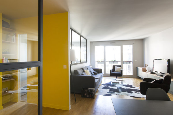 Le mur redécoupé et la verrière valorisent l’espace séjour désormais baigné de lumière.