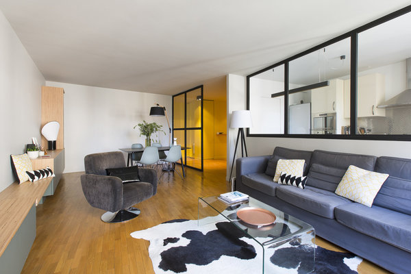 L’espace salon a été valorisé avec le mobilier existant. Les murs ont été légèrement colorés par un gris pâle (CH1 1006 Gris Tunis, Cromatic) tandis que le meuble créé par Hélène Paoli a été revêtu d’un gris plus soutenu (CH1 1134 Gris Taunus, Cromatic).