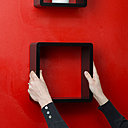 Fixer une étagère sans percer, c'est possible avec Fixer sans Percer extra fort.