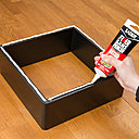 Déposer un ruban de colle Fixer sans Percer Extra fort sur le bord de l'étagère.