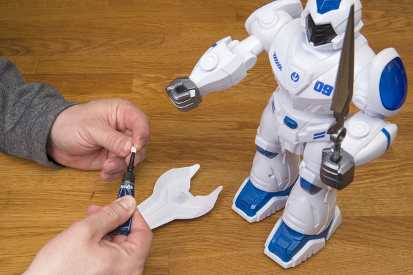 Réparer un jouet d'une manière discrète et durable est possible avec Bostik Fix&Glue.