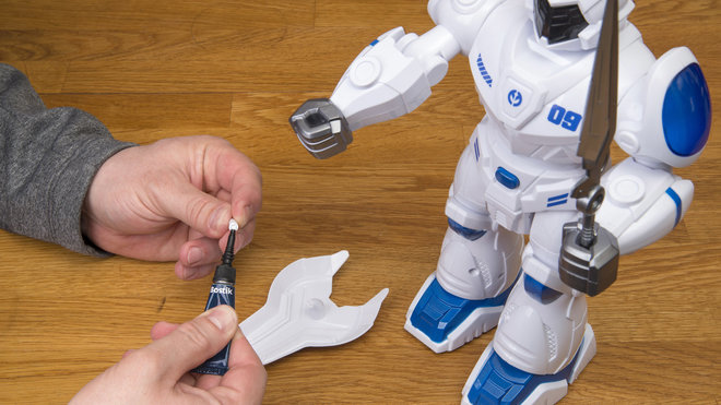 Réparer un jouet d'une manière discrète et durable est possible avec Bostik Fix&Glue.