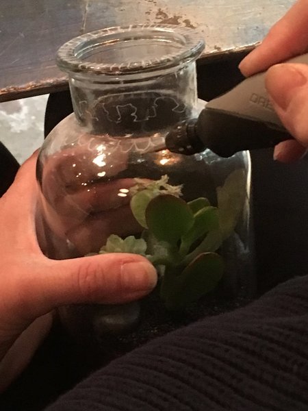 Bien maintenir l'objet d'une main et dessiner de l'autre sans difficulté et sans douleur car il est ultra léger