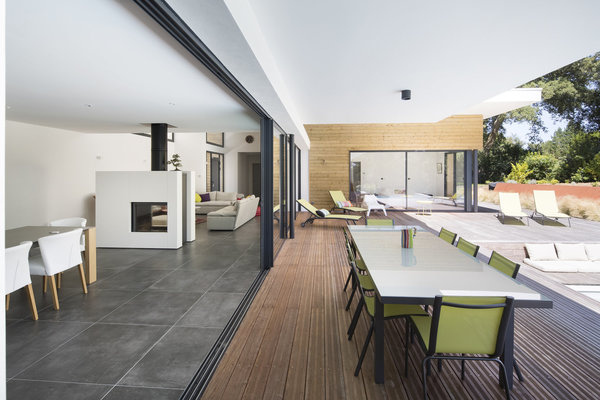 Les baies vitrées à ouverture totale permettent de doubler l’espace de vie.