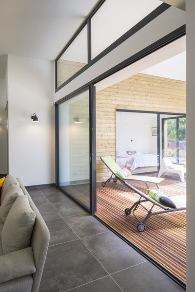 Les baies vitrées en deux parties s’inscrivent parfaitement dans l’architecture de la maison.