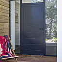 Pour créer une entrée accueillante, l’architecte a conçu un ensemble composé de châssis fixes et d’une porte d’entrée en aluminium 1 vantail.