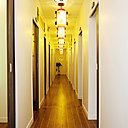 Le long couloir lumineux où règne un calme olympien qui mène aux cabines de soin.