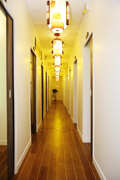 Le long couloir lumineux où règne un calme olympien qui mène aux cabines de soin.