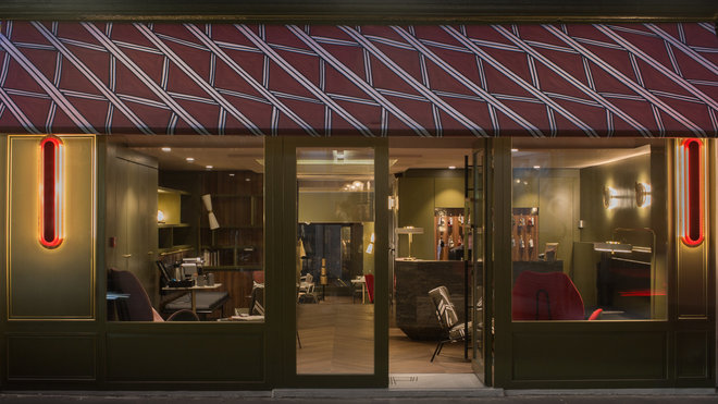 La géométrie et la démesure des formats XXL s’imposent dès l’entrée qui affiche un style coloré et des poignées de porte géantes. Appliques d’extérieur, modèle L’Hyprocrite, création Desjeux Delaye. La géométrie et la démesure des formats XXL s’imposent dès l’entrée qui affiche un style coloré et des poignées de porte géantes. Appliques d’extérieur, modèle L’Hyprocrite, création Desjeux Delaye.