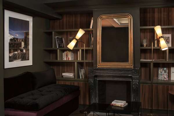 Le décor rend hommage à Paris, à son architecture.