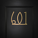 Les numéros des chambres redessinés dans une police inspirée de l’Art déco font partie de la nouvelle identité graphique du lieu.