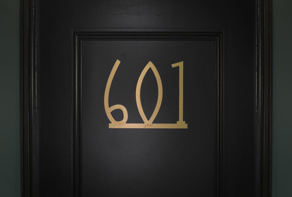 Les numéros des chambres redessinés dans une police inspirée de l’Art déco font partie de la nouvelle identité graphique du lieu.