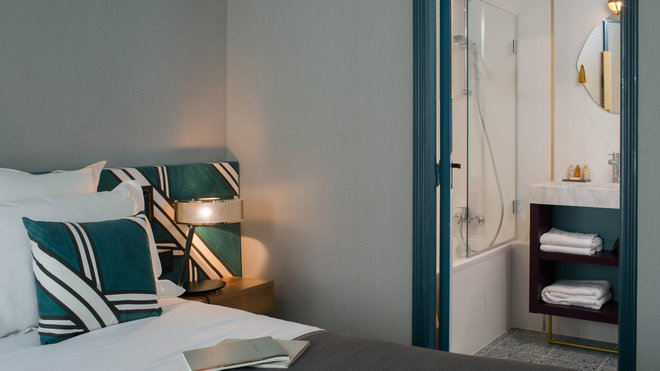 Dans les salles de bains, plinthes et sol en terrazzo. La couleur bleu paon relie la chambre à sa salle de bains. Dans les salles de bains, plinthes et sol en terrazzo. La couleur bleu paon relie la chambre à sa salle de bains.