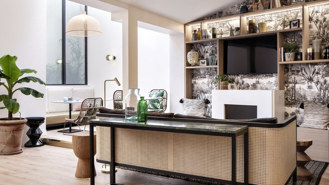 Tel un jardin suspendu situé à l’étage de l’hôtel, le lobby offre différentes possibilités tout au long de la journée : un accueil au calme, un petit-déjeuner dans un lieu insolite ou une pause lecture loin du tumulte de la capitale. Canapé Red Edition avec dossier en cannage.