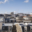 Le visiteur profite de la vue sur les toits typiquement parisiens et par les perspectives dégagées des superbes façades haussmanniennes.