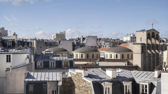 Le visiteur profite de la vue sur les toits typiquement parisiens et par les perspectives dégagées des superbes façades haussmanniennes.