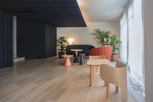 Cet espace conçu par les designers Antoine Lesur et Marc Vénot, réunit une galerie d’art, un atelier de finitions et Oneiros. Ce module de création de matelas permettra à chacun d’imaginer et d’essayer un matelas en fonction de sa morphologie, mais aussi de son mode vie, de ses émotions ou de son inspiration.