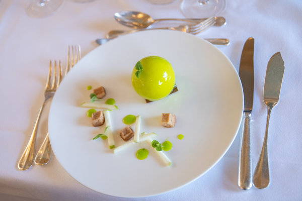 Dessert à la pomme verte.