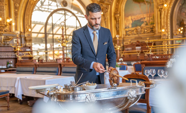 Découpage du gigot en salle, un moment de partage.
