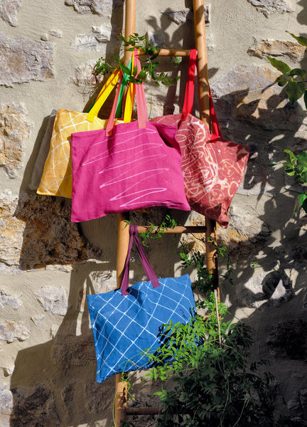 Des sacs blancs à transformer dans des couleurs splendides avec les teintures Ideal.