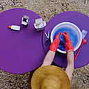 Etape 6 a - Immergez le sac dans la bassine ; le maintenir dans la couleur pendant 20 minutes.