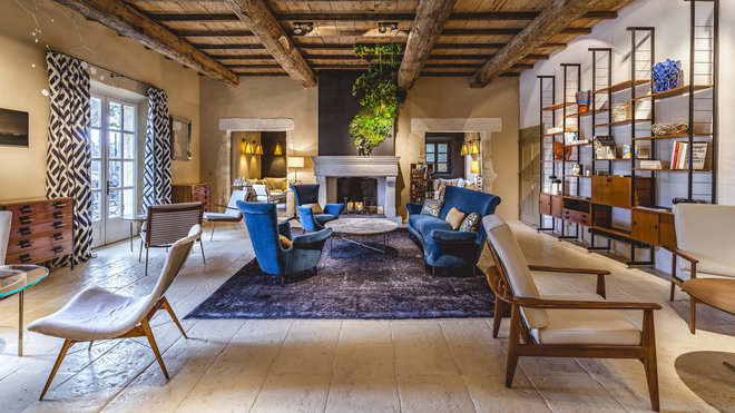 Dans le salon du Hameau des Baux, paire de fauteuils et canapé assorti retapissés avec un velours d’Elitis datant des années 1950. A droite, paire de fauteuils scandinaves en acajou fabriqués dans les années 1960.